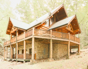 Bliss cabin in the the magnificent Wears Valley, next to Smoky National Park, 156 inch home theater, 360 wrapping deck, fire pit next to mountain stream cabin